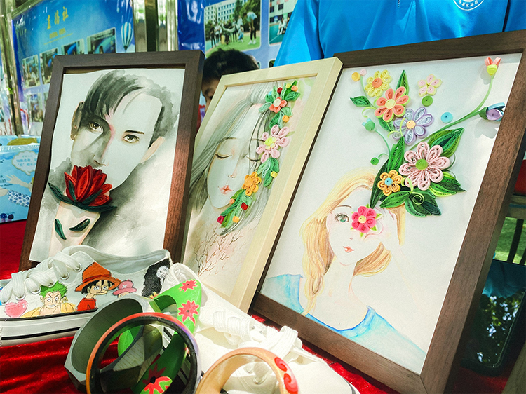 4美術(shù)社學子出售自己的手工作品